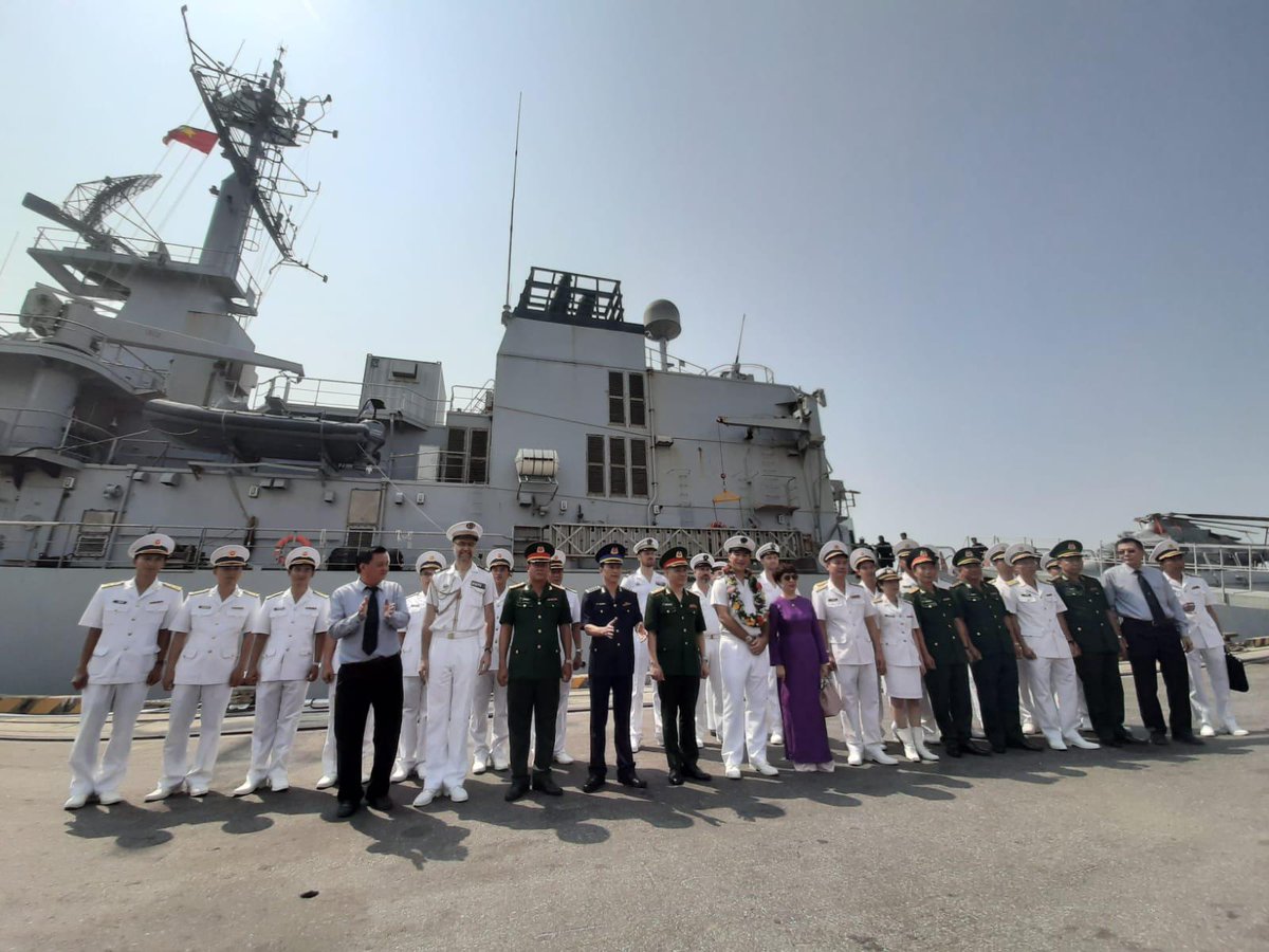 🇪🇺🇻🇳 Historic first: An EU-Vietnam roundtable on convergences in #MaritimeSecurity on board the French navy surveillance frigate Vendémiaire in Da Nang. 🤝 Co-organised by @FranceAuVietnam + @EUDelegationVN + @ESIWA_EU #TeamEurope 🗞 Joint press release lnkd.in/e3QRiGh7