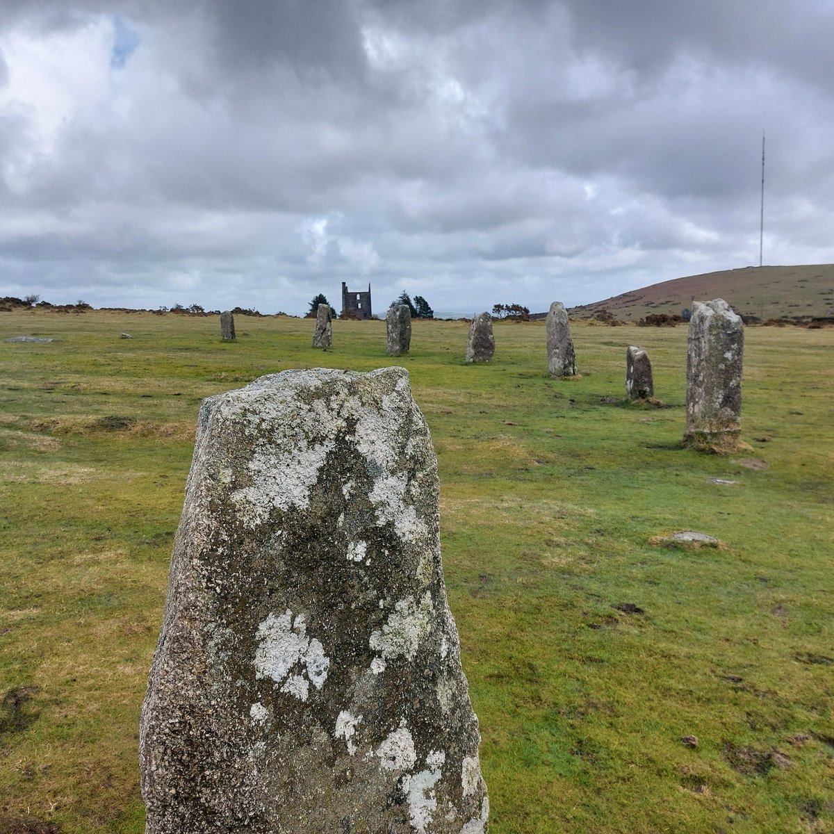 #StandingStoneSunday 3 adjacent granite stone circles on a wet, wild Bodmin Moor 2 wks ago. The 'Hurlers': apparently turned to stone for playing on Sunday. Central, largest one has 14 original stones+14 markers. Late Neolithic/Early Bronze Age group aligned w others to NE&SW.