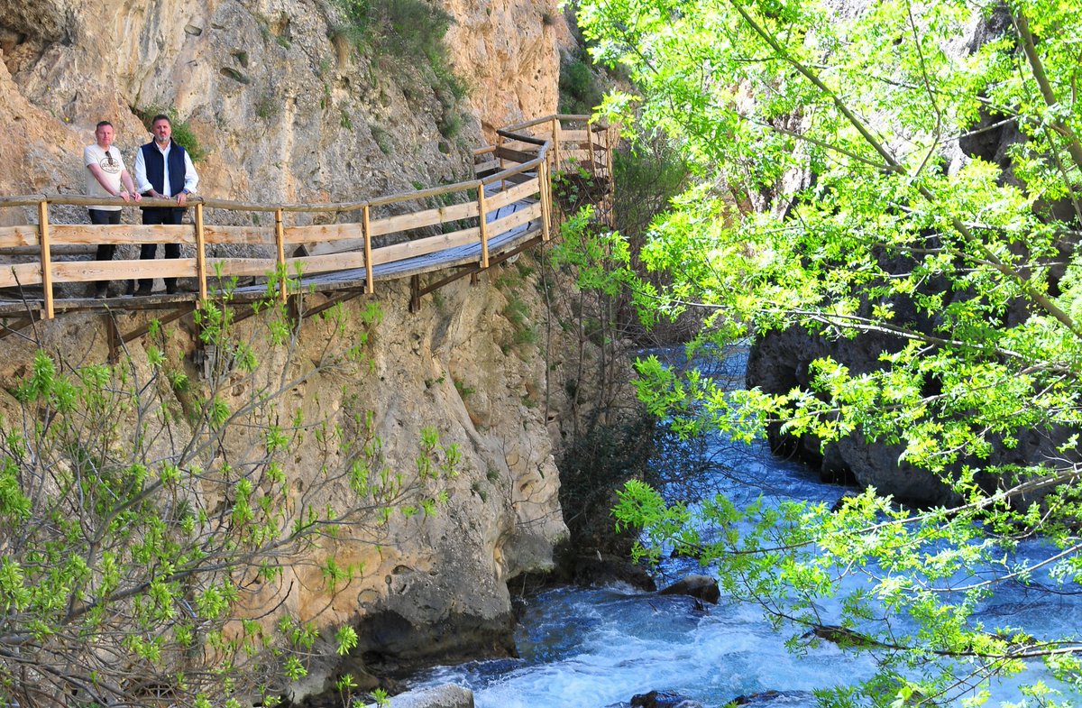 La Consejería de @MedioAmbAND edita una guía para facilitar la visita y el conocimiento de los Monumentos Naturales de Andalucía 👉El delegado @ManuelFGranada visita el Monumento Natural de la Peña de Castril