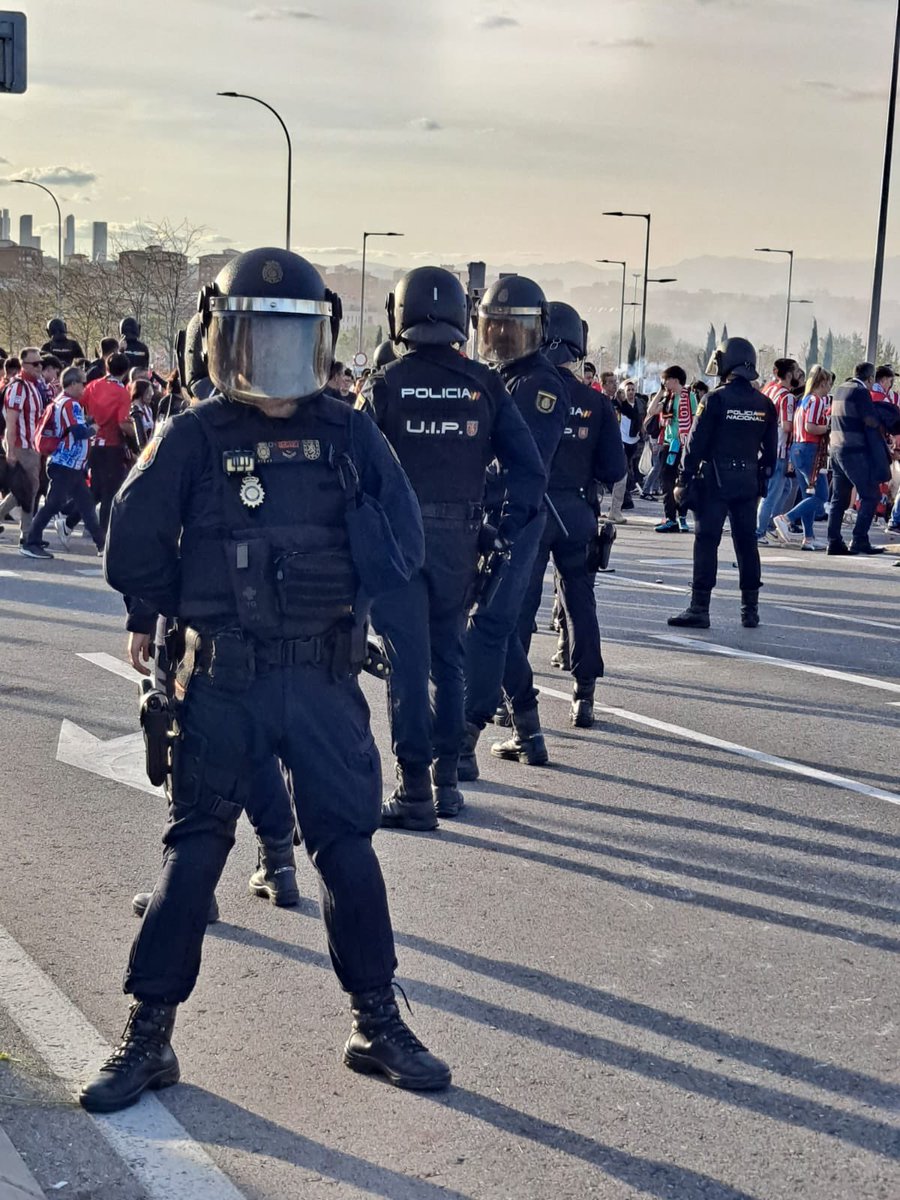 Los despliegues policiales en partidos de alto riego son impresionantes.
Eficaces, organizados y profesionales.
Unidades de élite en control de masas. 
#AtleticodeMadrid #ATLETICODORTMUND