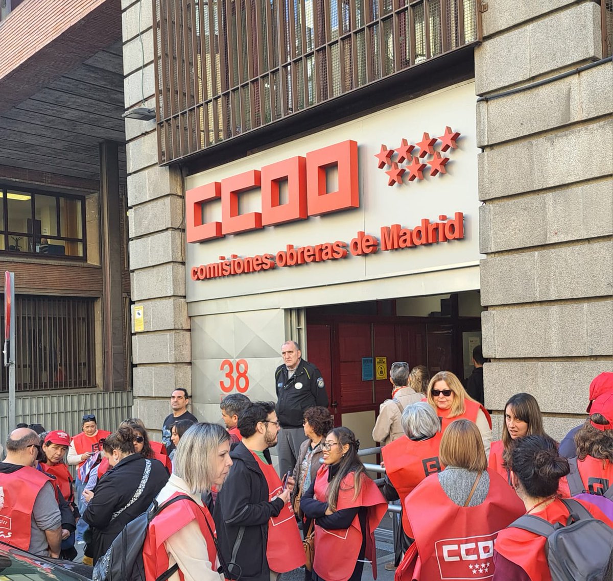 📧Porque los y las trabajadoras de los hospitales concesionados y privados de Madrid necesitan su atención urgente. 

#EsLaHora de mejorar las condiciones laborales y acabar con los abusos a los y las profesionales de la #SanidadPrivada

#CumplanElConvenio #CCOOSeMueve