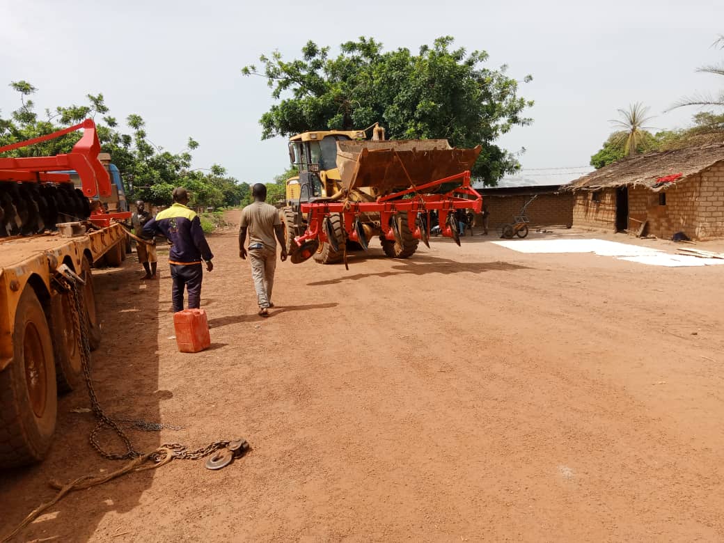 Déploiement des accessoires des tracteurs du @PAPEUR Rural dans les zones d'intervention (@Lobaye-Kémo-@Ombella Mpoko). @PAPEUR Rural avec le financement de @UE au Coeur de la mécanisation de l'@agriculture en @RCA. @ADiallo_ITC @UEDouglasCarp @hamadoun_hd