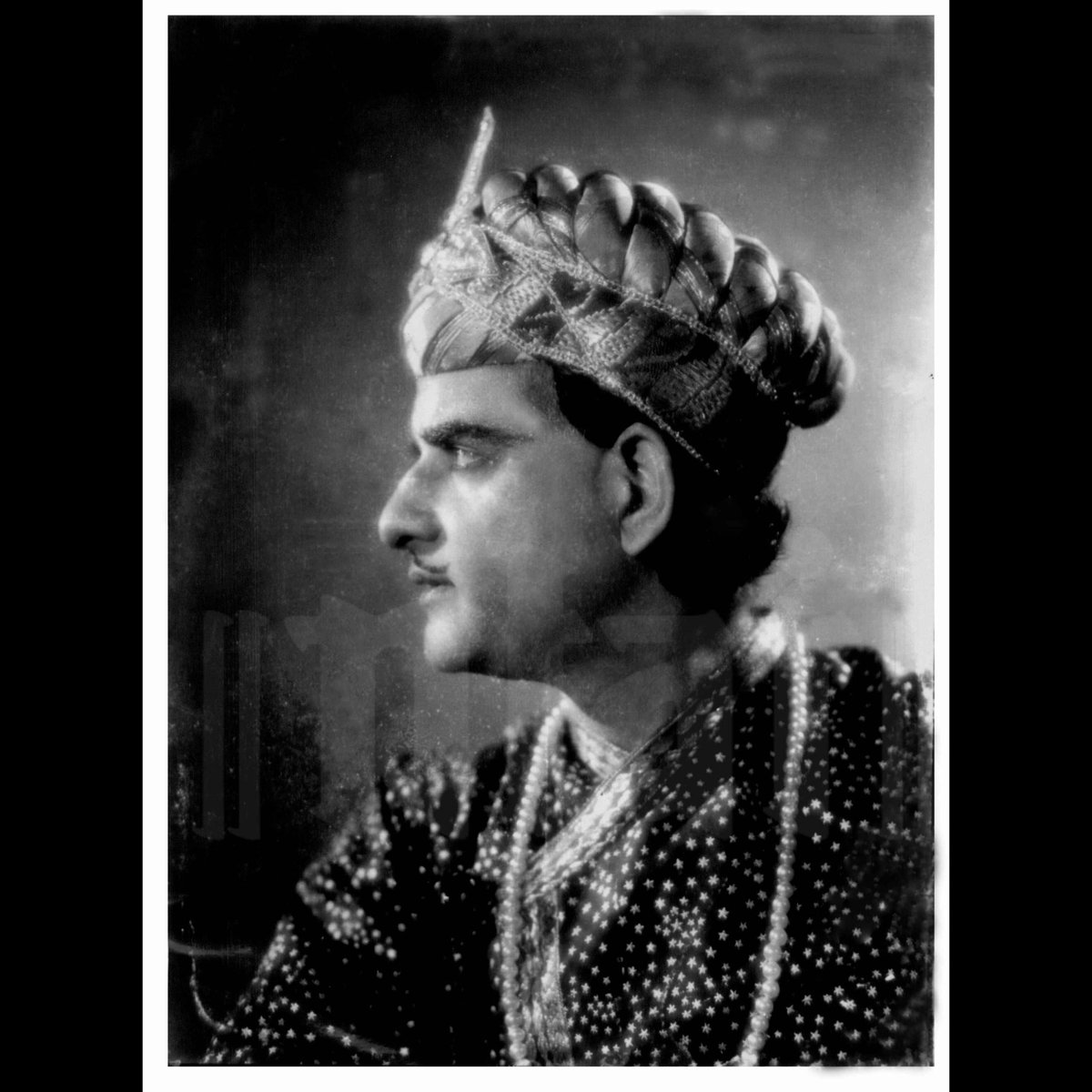#KLSaigal appears in a stunning profile as the beloved and gifted musician #Tansen in the film Tansen (1943) directed by #JayantDesai. The much loved music of the film was composed by #KhemchandPrakash with lyrics by Pandit Indra and K.L. Saigal and #KhursheedBano as singers.