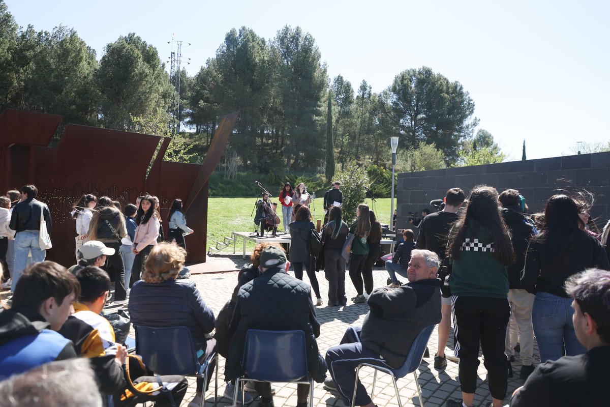 800 estudiantes de 10 centros educativos participan en el V Encuentro Intergeneracional en el Parque de la Memoria de Sartaguda ➡️La vicepresidenta Ollo ha participado en este acto celebrado dentro del programa Escuelas con Memoria organizado @1936_na 🔗navarra.es/es/-/nota-pren…