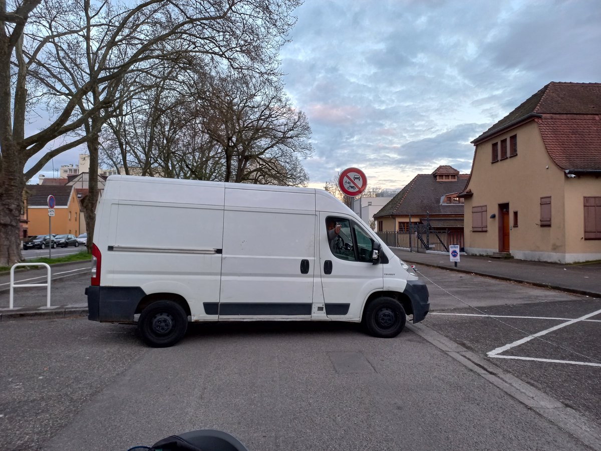 «Oui bon après les cyclistes si vous avez pas d’ailes pour passer au dessus des camions, c’est un peu votre faute aussi»

📍Route d’Oberhausbergen

R417-10 Arrêt gênant la circulation publique, 2ème classe, 35€

#GCUM #Cronenbourg #Strasbourg #ImpunitéAutomobile