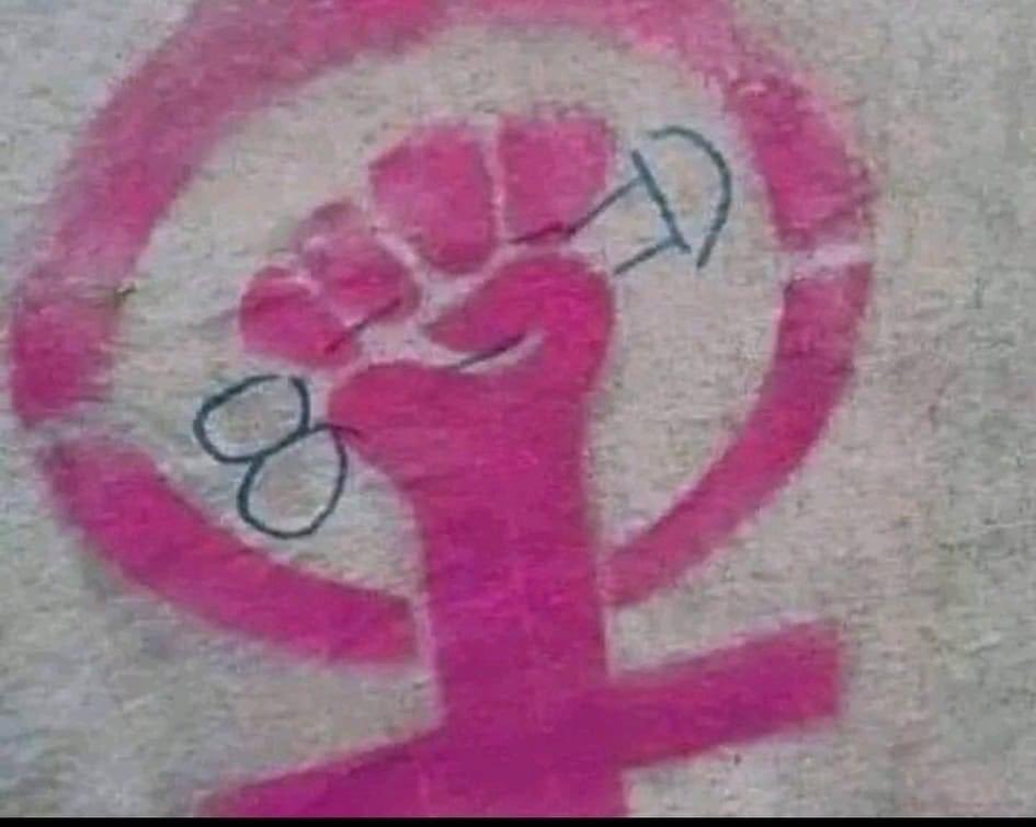 El otro dia hice esta pintada feminista en un callejon del barrio y hoy descubro ecupefacta que alguien lo a destrozado pintando un pene
Es una verguenza,ya nos sé respeta nada
Ya he denunciado en @policia @guardiacivil
#AyusoDimision