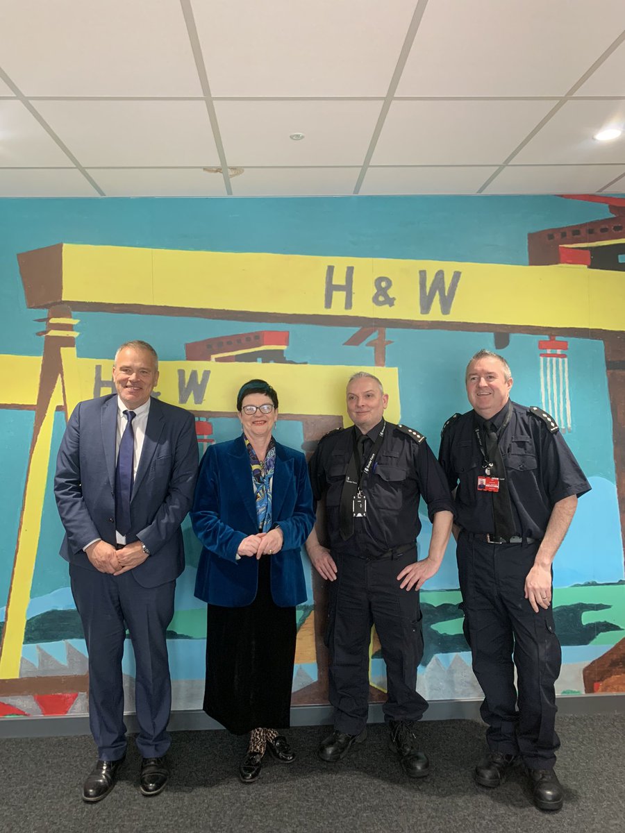 Interesting morning at @BelfastHarbour seeing their facilities, their new crane technology and the work of #UKBorderForce. It was a productive meeting as we discussed how both to make trade across our border quicker and easier and to intercept illegal goods. @cabinetofficeuk