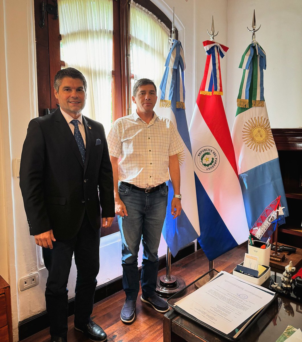 Nos reunimos con Walter Bistman, presidente de la Cámara de Comercio de Resistencia, Chaco. Avanzamos sobre lo concerniente a la participación del gremio en la próxima 41° Expo Paraguay y otros temas referente al relacionamiento comercial con nuestro país.

#ConsuladoPy#CamaraCom