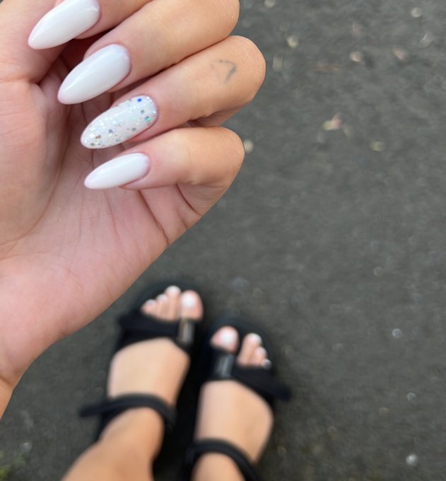 Feet pics? https://t.co/nuyLAmye3O