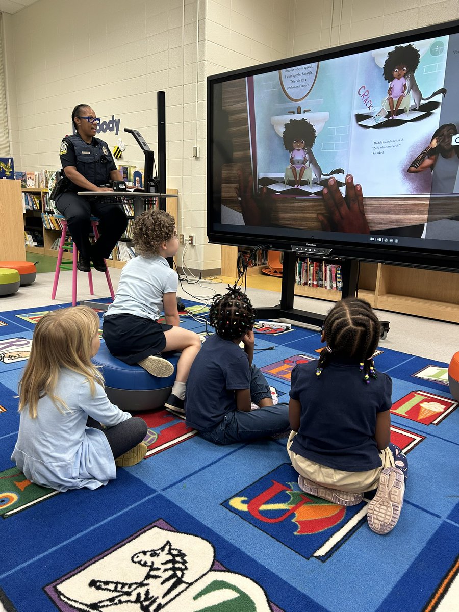 Our @Benteenprek had a #booksandbadges reader this morning from @APSPolice, who habla en español. #HairLove never sounded so good. @docdrewlovett @APSPDChief @lexology00 @BenteenIB @PrincessS2003 @MsFree_SC @PaulWBrownAPS