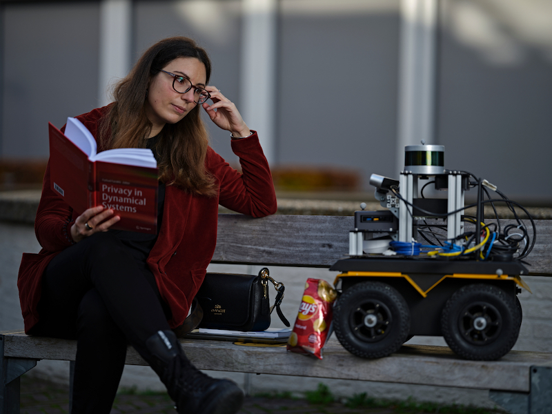 🤖 Let’s dive into the world of #motionplanning with #robots! Join for an exciting lecture, demo & discussion with #TUDelft researchers Saray Bakker & Laura Ferranti at the #SHErobots Café on 25 April at the #TUDelftLibrary. Sign up & enjoy free lunch! edu.nl/eevgp