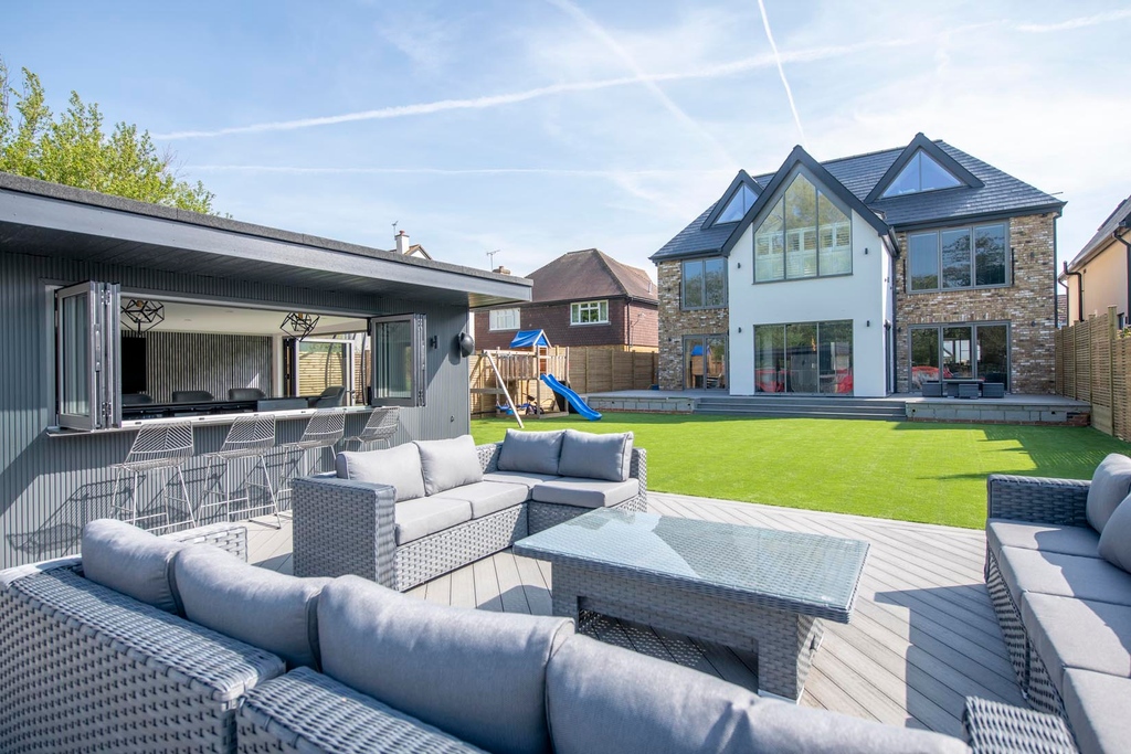 It's been a long time coming but there's signs that the warm weather is almost here. Who else is looking forward to spending some time in the garden?

#expressbifolds #expressbifoldingdoors #bifolds #bifolddoors #glazing #ukmfg #bifoldingdoors #sliders #slidingdoors #patiodoors
