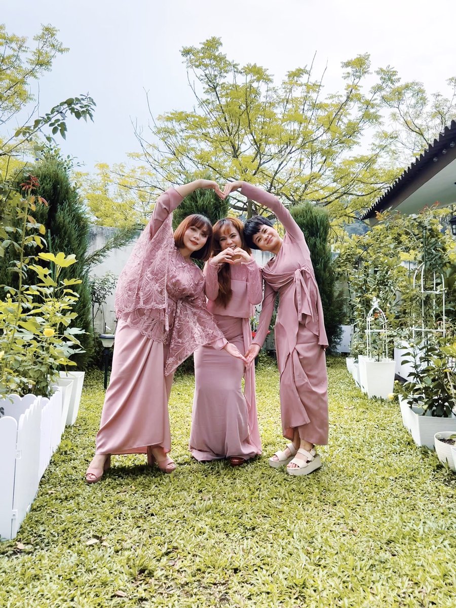 2nd raya fit with squad ☆(*^o^)乂(^-^*)☆ didnt even plan to wear the same colour @nodrohzomono @nasirahzamanii