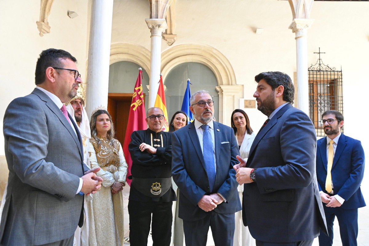 LopezMirasF's tweet photo. Un placer recibir en el Palacio de San Esteban a la Federación @laInvasionCieza junto al alcalde @rubio_carrillo en el 25º aniversario de las Fiestas del Escudo ‘La Invasión’.

Una buena ocasión para disfrutar de un patrimonio cultural que cada año crece y atrae a más visitantes. https://t.co/Ami9VsYpVy
