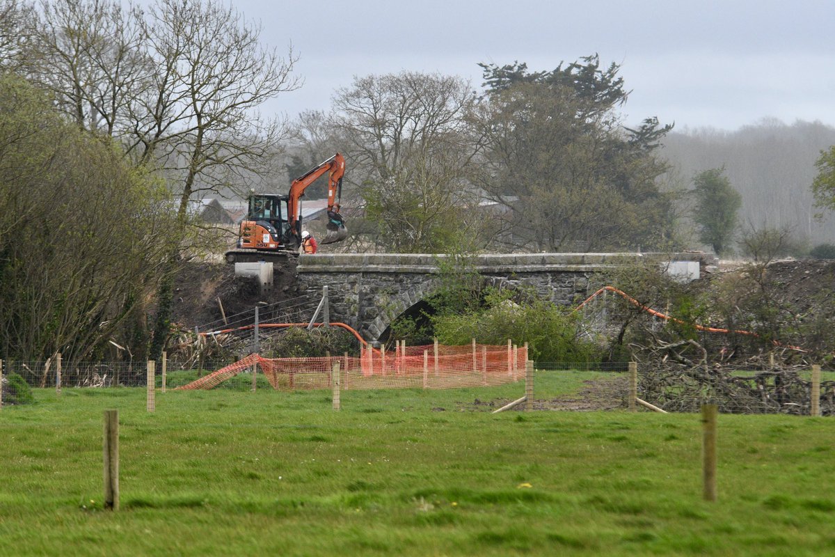 Significant progress is being made on rebuilding Limerick to Foynes rail line by @IrishRail contractors @JohnSiskandSon. Includes bridges replaced at Clonshire near Adare, 3 miles of ballasted trackbed ready for track laying near Askeaton & a compound ready for the track team