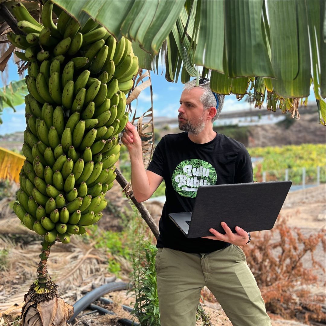 lulububu_gmbh's tweet image. Hier im Bild: Geschäftsführer Thomas, wie er sich über die aktuell am Markt verfügbare Bananensoftware 
#team #webseite #lulububu #officeeverywhere #everywhereoffice #remote #remotework #app #developer #entwickler #software #softwaredeveloper #softwareentwickler #appdeveloper
