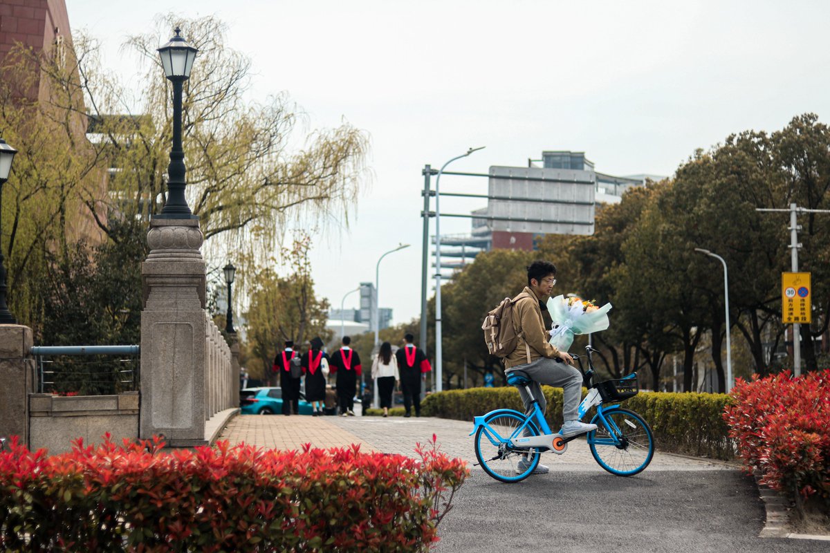 Graduates in red and blue gowns captured their final moments around campus, from the library to iconic monuments, preserving memories of friendships and achievements. These photos symbolize their academic journey and emotional experiences at university. 🎓📸 #SJTU #Graduation