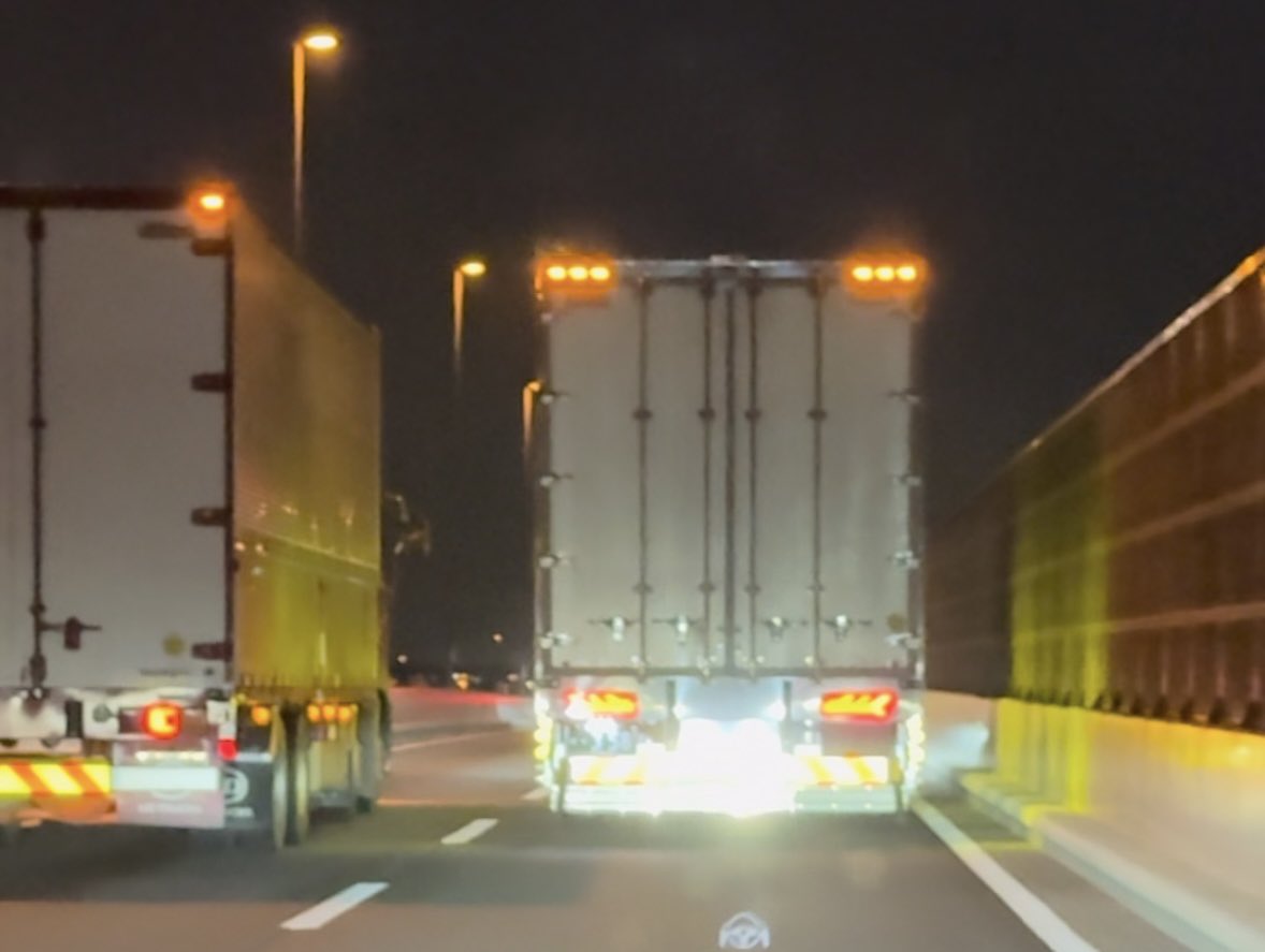 e90m3_sam's tweet photo. このライト反射してくる板つけてるトラックたまにいるけど、何用なの？

滅んでほしい、、、、 https://t.co/6Is7aS7hrp