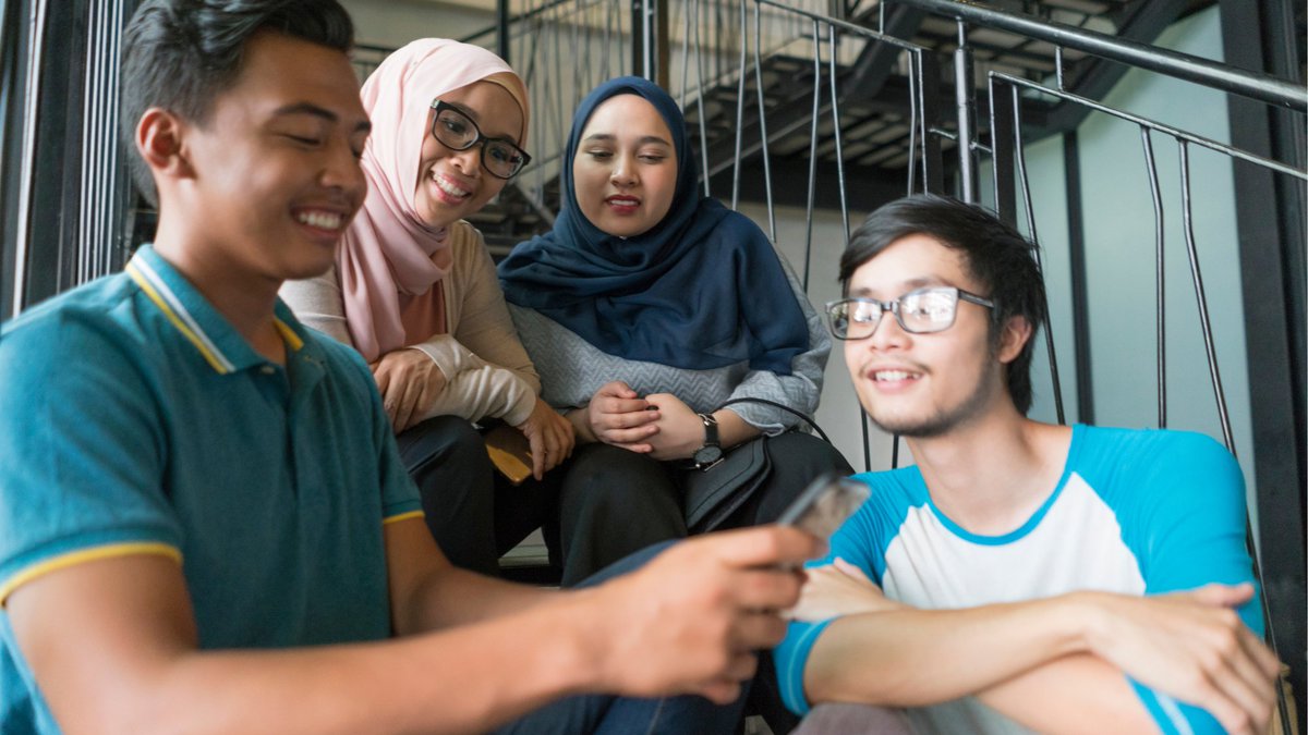 Indonesian youth are getting a boost with Skill Our Future!🇮🇩 Led by @UNDP & @Microsoft, the #SkillOurFuture programme aims to democratize access to digital skills, #AI, & job opportunities for youth & underserved communities. Dive into the details here: go.undp.org/pLgc