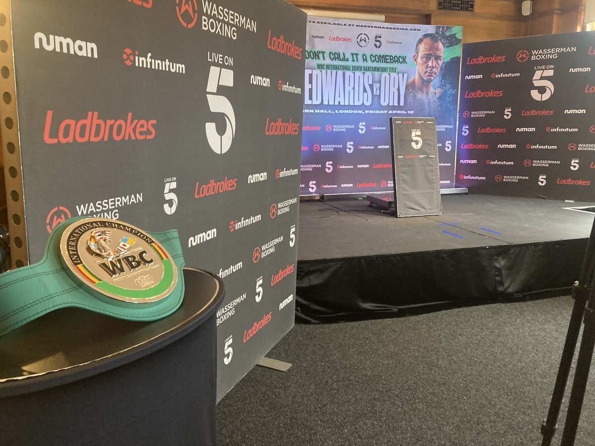 Weigh in about to start in Bethnal Green #EdwardsOry ⚖️