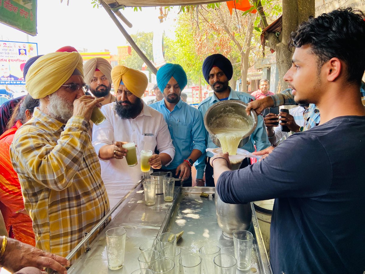 Amidst the campaign trail, stopped for a refreshing glass of Ganne da Juice🥤at a local vendor's stall in #Amritsar. #BeattheHeat #GoVocalForLocal