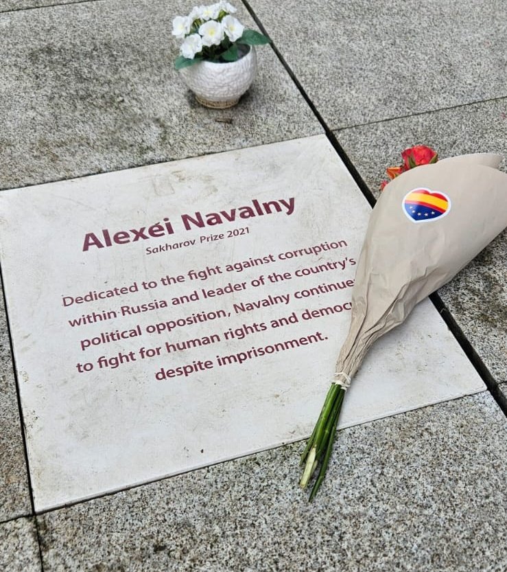 En Bruselas los demócratas hemos rendido homenaje a Alexéi Navalny, asesinado por el régimen de Putin. El mismo régimen cuyo apoyo buscó el golpista fugado Puigdemont, para vergüenza suya y de la mayoría de los catalanes. #detenlos