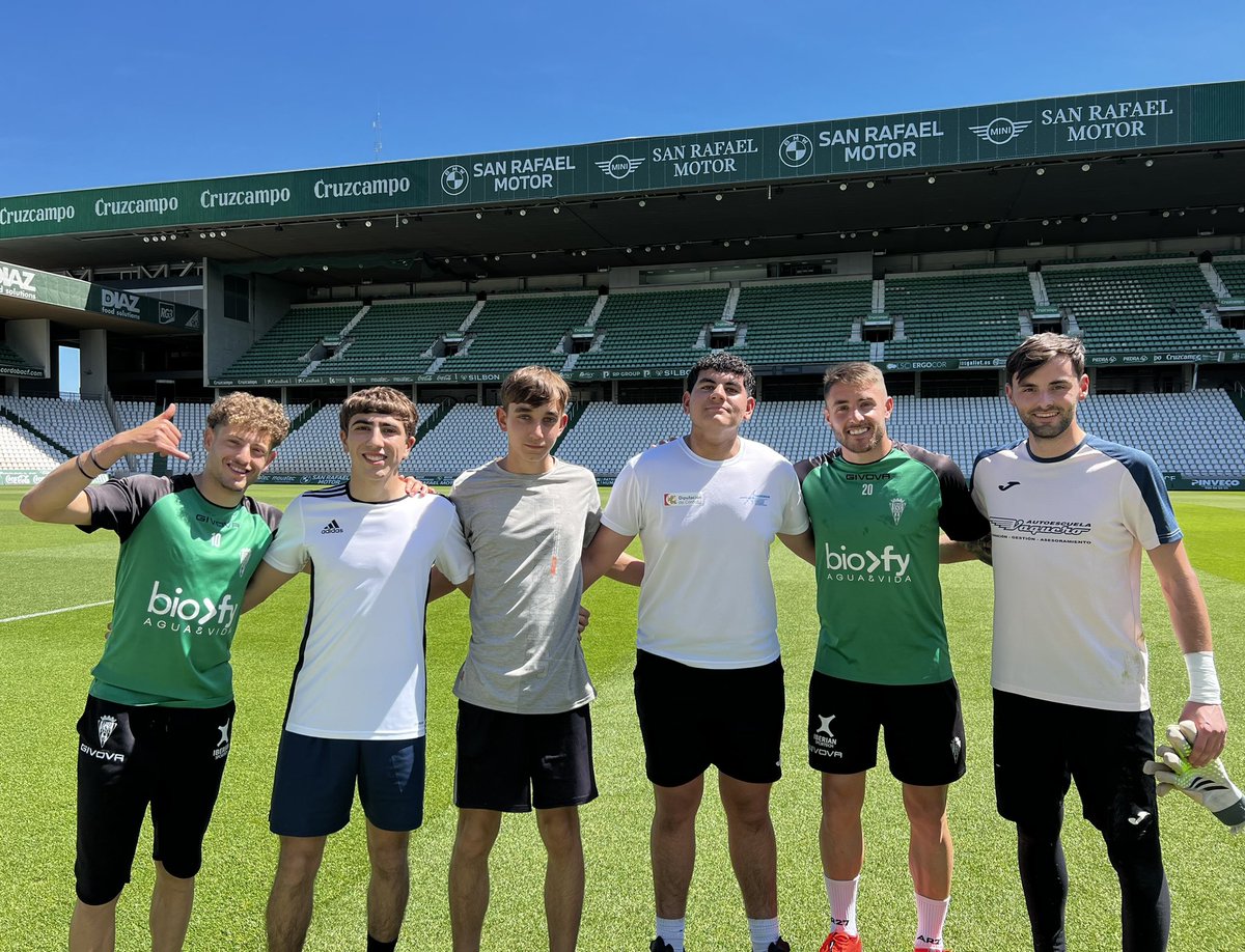 CordobaCF_ofi's tweet photo. 👀 Nuestros amigos de “Los colgaos” han estado hoy en El Arcángel 🏟️ con Casas y Simo. 
📲 Se vienen cositas…🎬🤭 https://t.co/H2hNTWy7qV