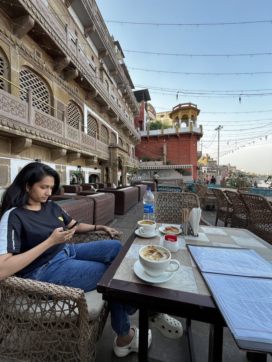 Coffee break on the banks of the Ganges are invigorating.

#ganga #banaras #Varanasi #Coffee