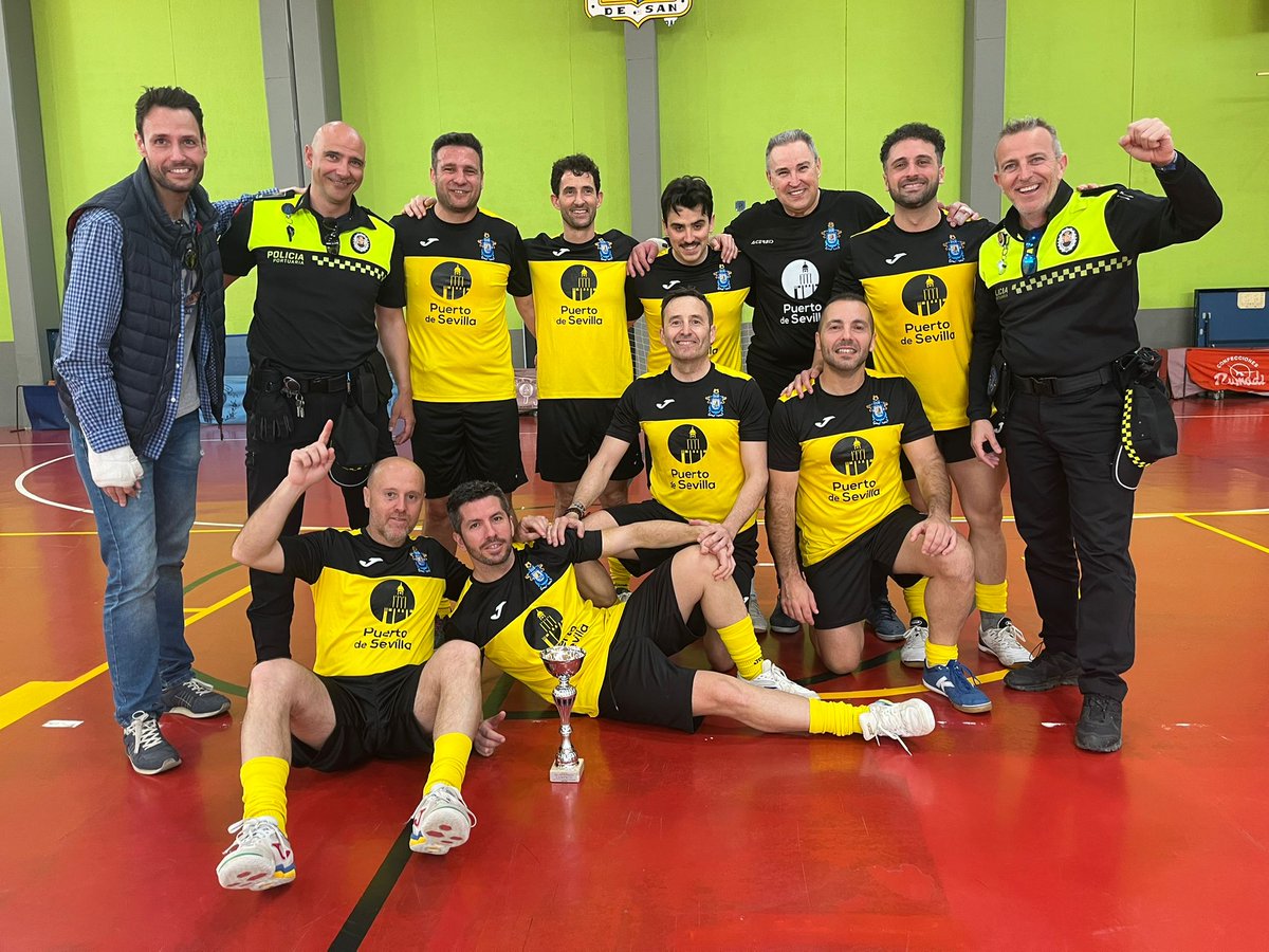 ⚽️El equipo de Fútbol Sala de la <a href="/Policiaportsevi/">Policiaportuariasevilla</a> ha 𝑮𝑨𝑵𝑨𝑫𝑶 el Torneo por el Patrón de la Policía Local, organizado por <a href="/sjaznalfarache/">Ayuntamiento de San Juan de Aznalfarache</a>.

🅁🄴🅂🅄🄻🅃🄰🄳🄾🅂
🟠SEMIS <a href="/Policiaportsevi/">Policiaportuariasevilla</a> 9⃣➖1⃣ <a href="/guardiacivil/">Guardia Civil</a>  🔵FINAL <a href="/Policiaportsevi/">Policiaportuariasevilla</a> 8⃣➖0⃣<a href="/plsanjuanazche/">🚔Policía San Juan👮‍♂️</a> 

🏆¡Enhorabuena!