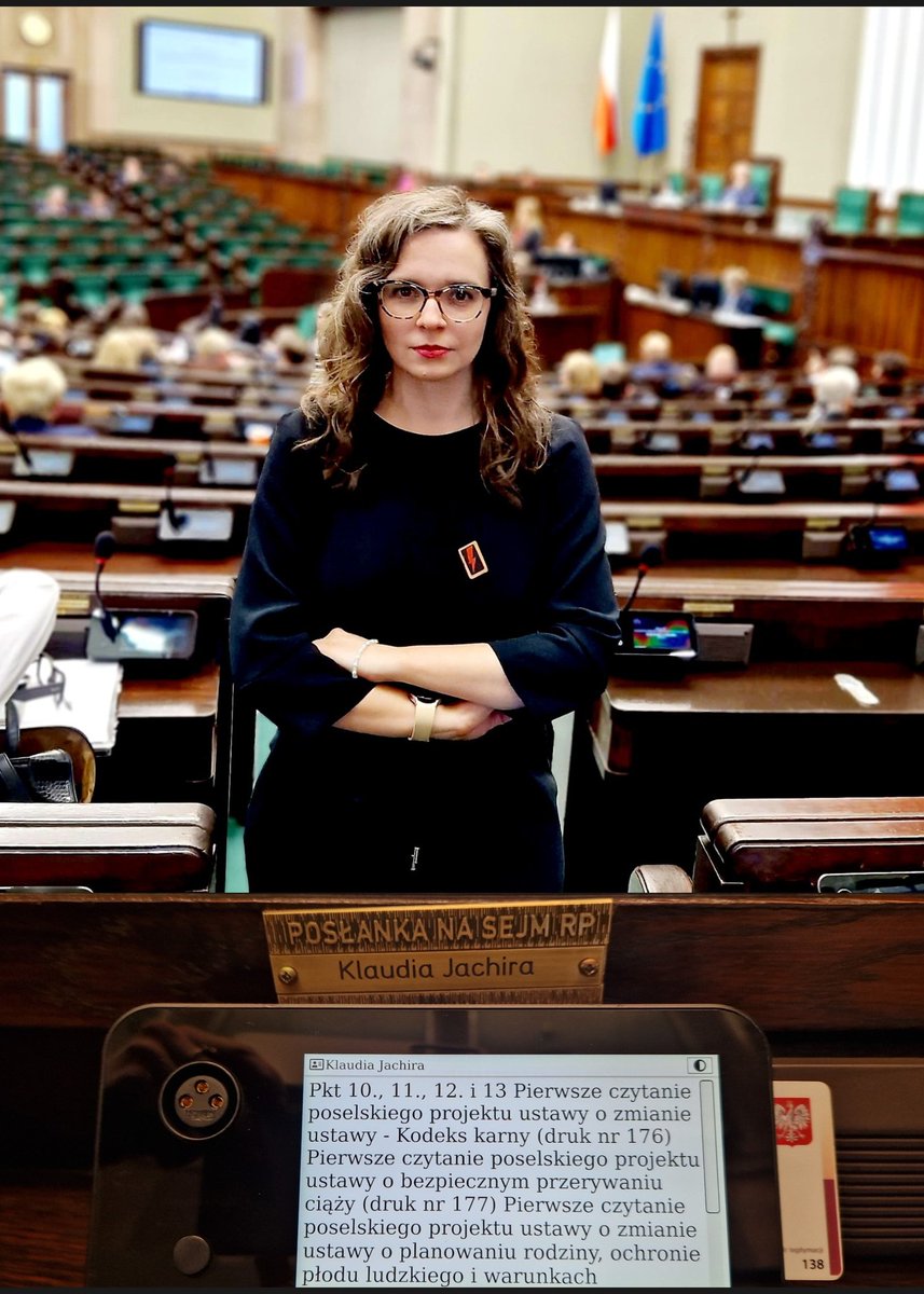 Doczekałam się wreszcie (krzywej, bo krzywej😉) tabliczki z napisem Posłanka na Sejm RP. Symbole są ważne, ale dużo łatwiej zmienić tabliczkę niż pozwolić kobietom na decydowanie o sobie. Czas na prawa kobiet. Czas na legalną, bezpieczną, darmową aborcję!