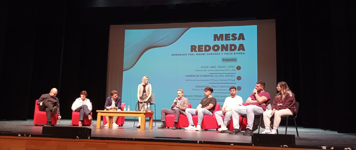 Aguasvira's tweet photo. Participación del Director de Planificación, Proyectos y Obras de @Aguasvira  en la I Feria de Orientación a la #FormaciónProfesional celebrada en #Atarfe, donde se ha hablado de los procesos de formación, crecimiento profesional, y oportunidades en las empresas https://t.co/DnuTmdxnTt