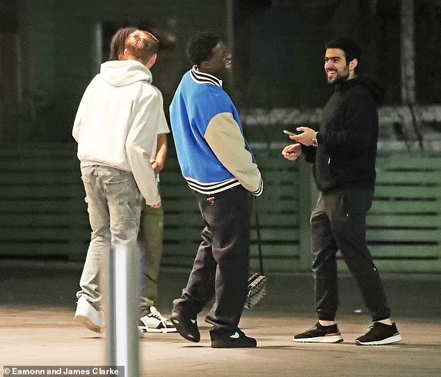 📸 Kobbie Mainoo spotted out for dinner at The Ivy in Manchester on Wednesday night with his friends. [@MailSport] #mufc