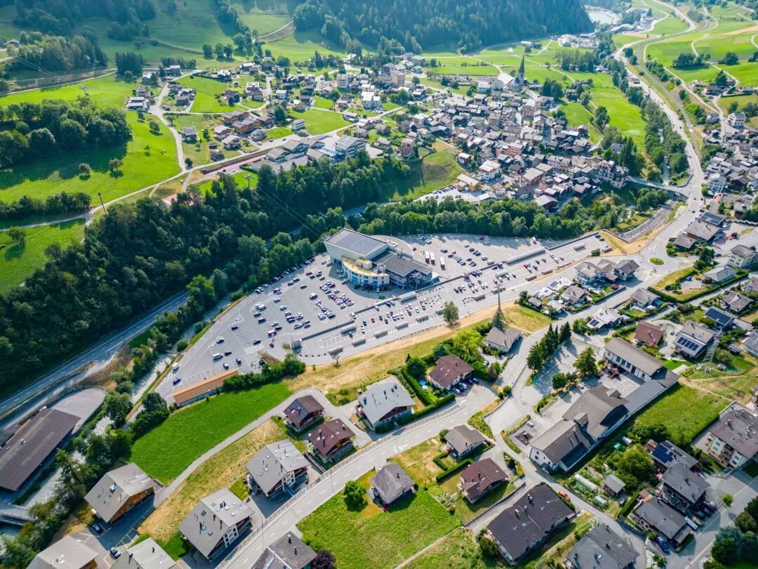 Promontagna's tweet photo. La commune Val de Bagnes développe des solutions pour faire notamment face au manque de logements. Cette problématique, qui touche de nombreuses communes touristiques de #montagne, sera le thème du prochain montagna - revue du #SAB.     @lenouvelliste 
https://t.co/51BAJx0Zlh https://t.co/pD2jSTAPsI