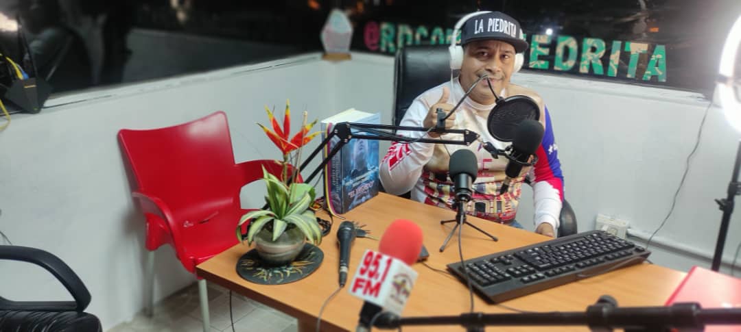 lapiedrita951's tweet photo. @gestionperfecta  Hoy  nos unimos a la transmisión en vivo de nuestra Alcaldesa Carmen Melendez por la Radio Comunitaria La Piedrita 95.1FM y Tik Tok Live de: @lapiedrita23e #LaPiedrita #23DeEnero @NicolasMaduro @dcabellor @delcyrodriguezv @LaBunkeB @FrenteSergioR @FrenteSergioR https://t.co/SPCV3Nn7s6