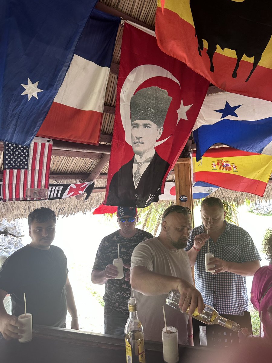 🇨🇺Küba’da Atatürk’e olan sevgi ve saygı oldukça fazla… Tanımayan yok ve ismi büyük bir devrimci olarak, Jose Marti, Castro, Che ve Bolivar ile birlikte anılıyor. Nutuk okunuyor ve okutuluyor… Aşağıdaki resim Küba’nın iç kesimlerinde verilen bir mola yerinde çekilmiştir.