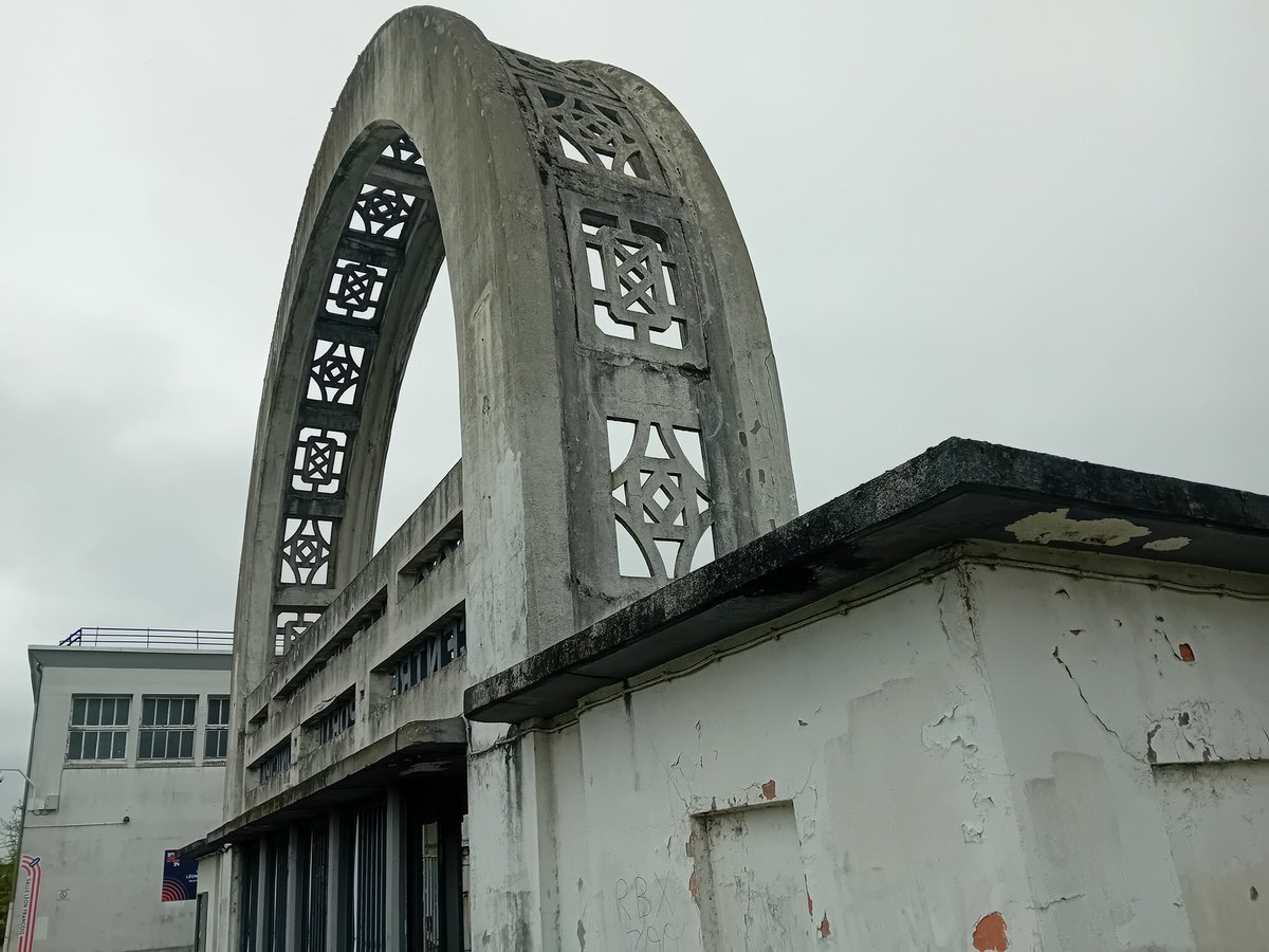 Roubpop's tweet photo. UNE ARCADRE mythique qui risque de noircir comme le Charbon !
Un rafraîchissement de l'arcade mythique du parc des sports vélodrome de Roubaix illuminerait sans doute le lancement de la campagne  des Jeux Olympiques 2024 . https://t.co/0MsaSxRa8z