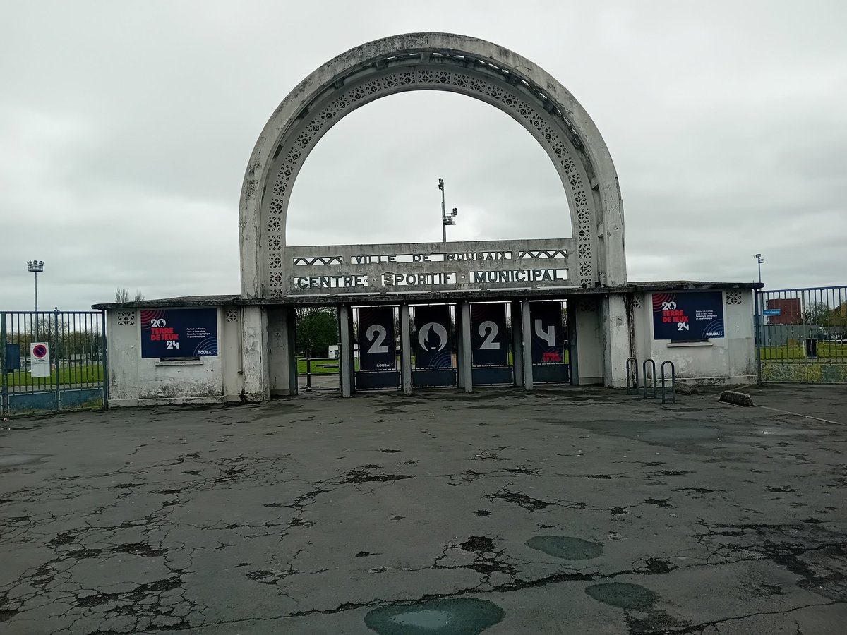 Roubpop's tweet photo. UNE ARCADRE mythique qui risque de noircir comme le Charbon !
Un rafraîchissement de l'arcade mythique du parc des sports vélodrome de Roubaix illuminerait sans doute le lancement de la campagne  des Jeux Olympiques 2024 . https://t.co/0MsaSxRa8z