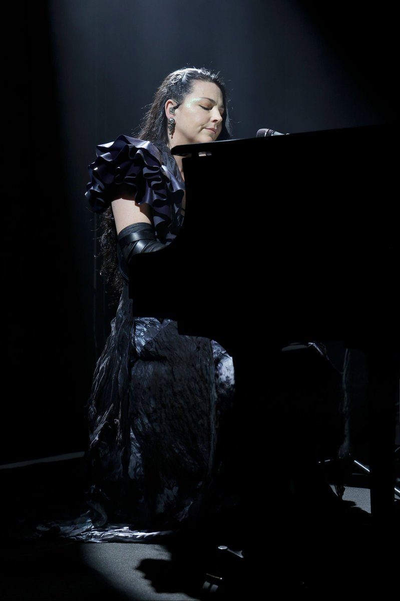 GamesOfEV's tweet photo. NEWS | @AmyLeeEV performed at the AMC Networks 2024 last night! 🤘🏻 #Evanescence https://t.co/xj9oWLrCNq