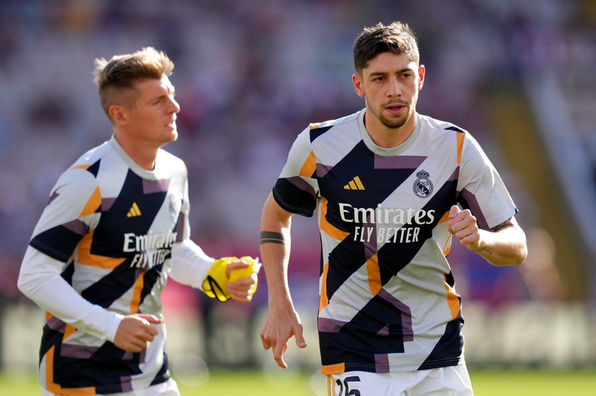 ElMisterFC's tweet photo. ¡Míster! El calentamiento determina la adaptación a la competición y cómo entran tus JUG al partido.  

¿Cómo calienta el R. Madrid? 

Sus 7 tareas (T.Específico)

· Estructuras que tocan 
· División Lin DEF / OF
· Exigencia física y cognitiva 
· Tiempo de trabajo y repeticiones