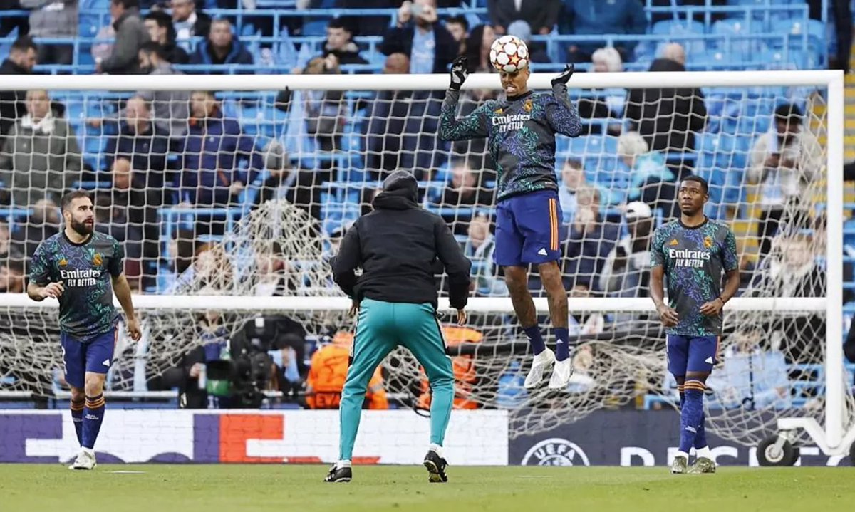 ElMisterFC's tweet photo. ¡Míster! El calentamiento determina la adaptación a la competición y cómo entran tus JUG al partido.  

¿Cómo calienta el R. Madrid? 

Sus 7 tareas (T.Específico)

· Estructuras que tocan 
· División Lin DEF / OF
· Exigencia física y cognitiva 
· Tiempo de trabajo y repeticiones