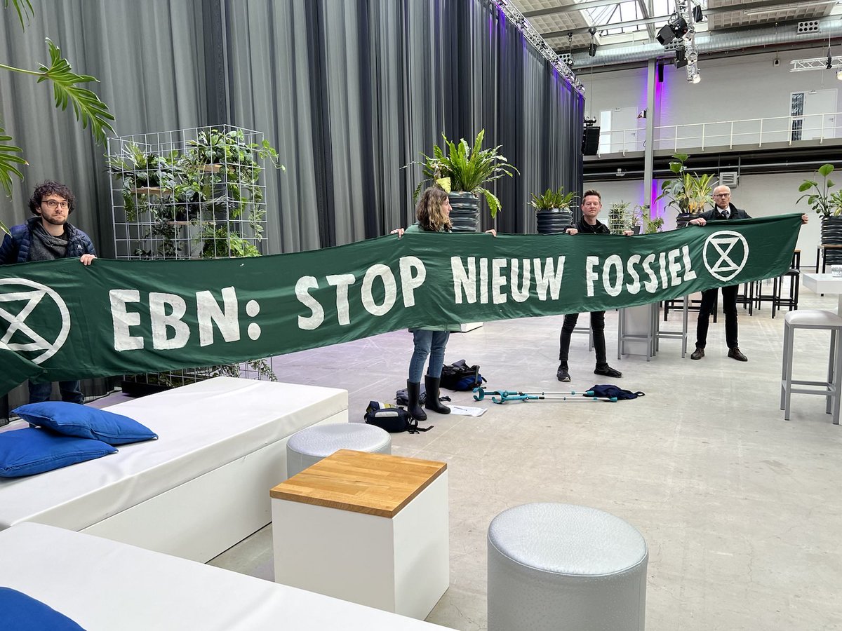 Samen met @SR_Netherlands verstoren wij vandaag het lobby evenement rondom ondergrondse CO2-opslag van Energiebeheer Nederland (EBN). Geen techno-fix, stop nieuw fossiel! (1/4)