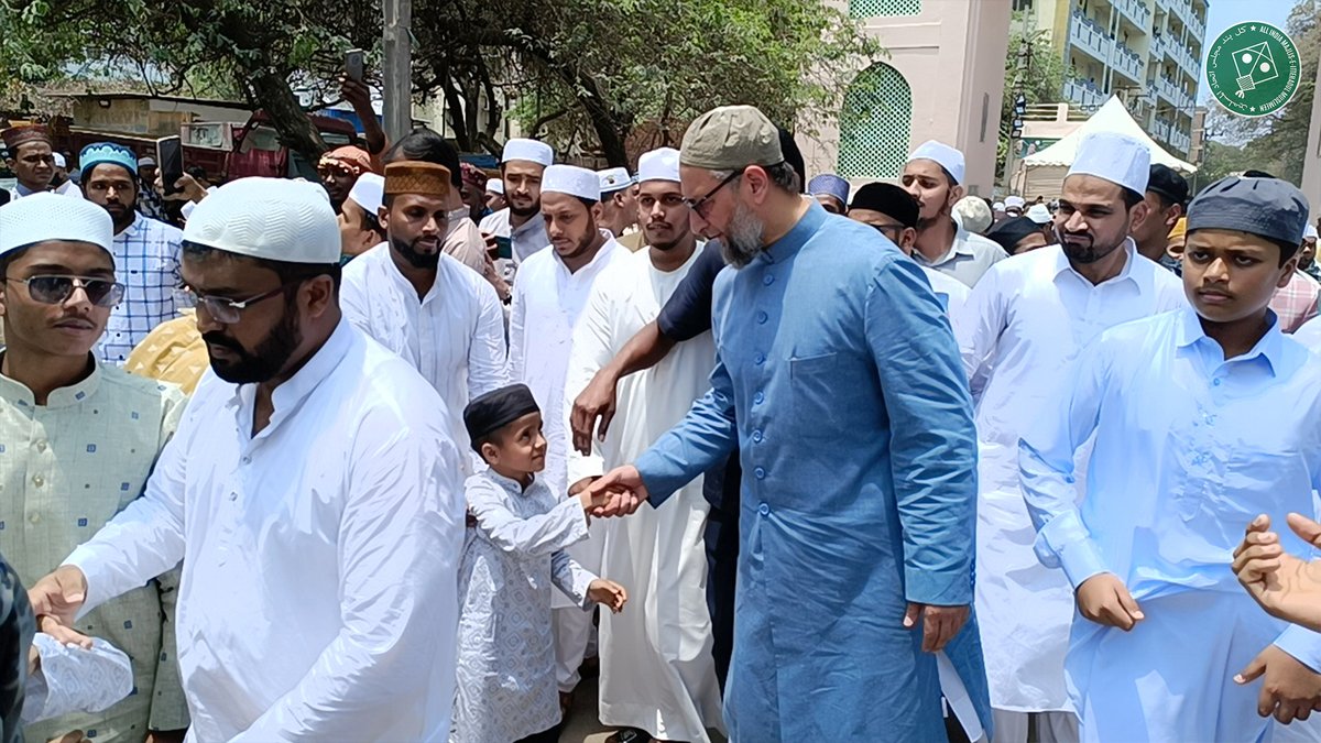 Sadr-e-Majlis Barrister @asadowaisi ne aaj Eid-Ul-Fitr ki namaz Eidgah Mir Alam mein adaa ki, Namaz ke baad logo'n se mulaqaat ki aur Mubarakbad pesh kiya #AIMIM #AsaduddinOwaisi #EidUlFitr #EidMubarak🌙✨ #Hyderabad #India