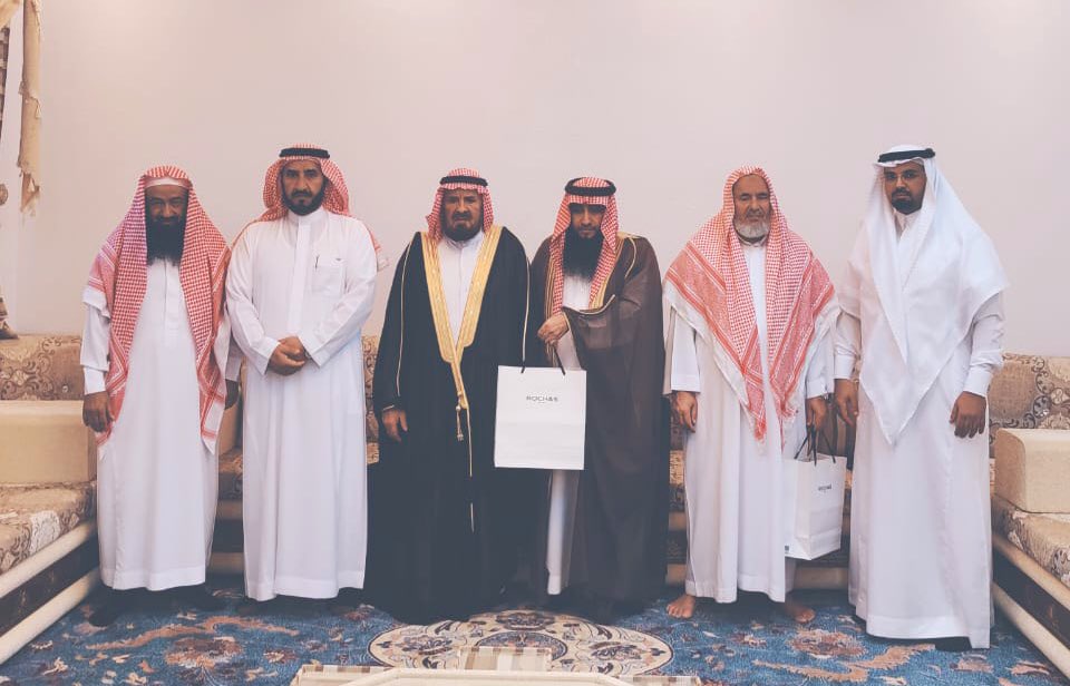 ALAMERSHOMRAN's tweet photo. ✨ مبادرة 

بمبادرة كريمة من الشيخ علي بن عايض بن شايع وبمشاركة عدد من أفراد القبيلة؛تمت زيارة معايدة لعدد من كبار الجماعة في منازلهم وتقديم هدايا رمزيه لهم تقديراً لهم وعرفانا بجهودهم ودورهم في خدمة القبيلة،سائلين الله أن يمد في أعمارهم على طاعته وأن يلبسهم لباس الصحة والعافية. https://t.co/SWVfhEZRFF