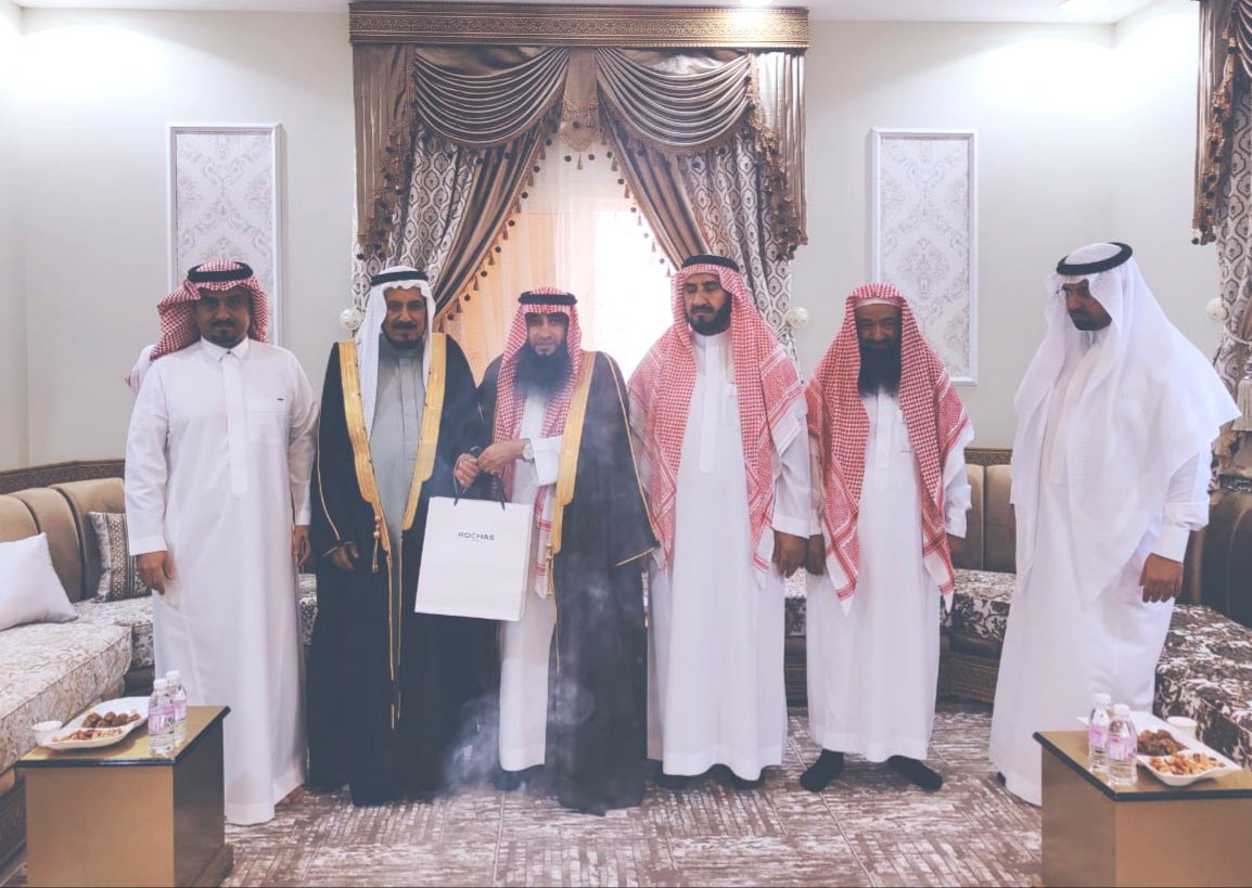 ALAMERSHOMRAN's tweet photo. ✨ مبادرة 

بمبادرة كريمة من الشيخ علي بن عايض بن شايع وبمشاركة عدد من أفراد القبيلة؛تمت زيارة معايدة لعدد من كبار الجماعة في منازلهم وتقديم هدايا رمزيه لهم تقديراً لهم وعرفانا بجهودهم ودورهم في خدمة القبيلة،سائلين الله أن يمد في أعمارهم على طاعته وأن يلبسهم لباس الصحة والعافية. https://t.co/SWVfhEZRFF