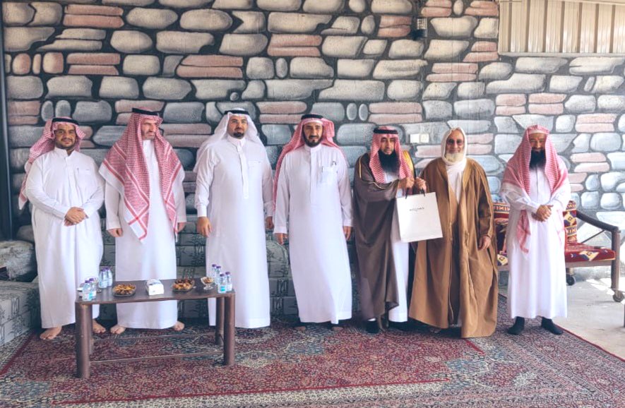 ALAMERSHOMRAN's tweet photo. ✨ مبادرة 

بمبادرة كريمة من الشيخ علي بن عايض بن شايع وبمشاركة عدد من أفراد القبيلة؛تمت زيارة معايدة لعدد من كبار الجماعة في منازلهم وتقديم هدايا رمزيه لهم تقديراً لهم وعرفانا بجهودهم ودورهم في خدمة القبيلة،سائلين الله أن يمد في أعمارهم على طاعته وأن يلبسهم لباس الصحة والعافية. https://t.co/SWVfhEZRFF