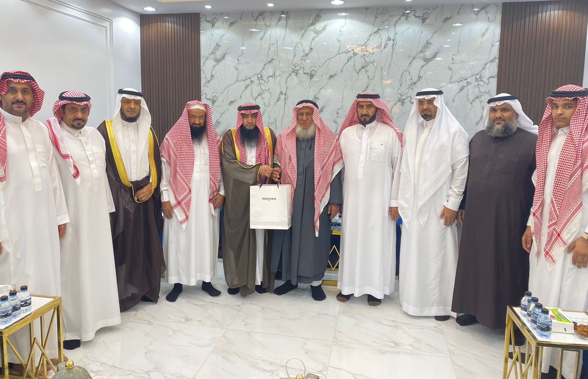ALAMERSHOMRAN's tweet photo. ✨ مبادرة 

بمبادرة كريمة من الشيخ علي بن عايض بن شايع وبمشاركة عدد من أفراد القبيلة؛تمت زيارة معايدة لعدد من كبار الجماعة في منازلهم وتقديم هدايا رمزيه لهم تقديراً لهم وعرفانا بجهودهم ودورهم في خدمة القبيلة،سائلين الله أن يمد في أعمارهم على طاعته وأن يلبسهم لباس الصحة والعافية. https://t.co/SWVfhEZRFF