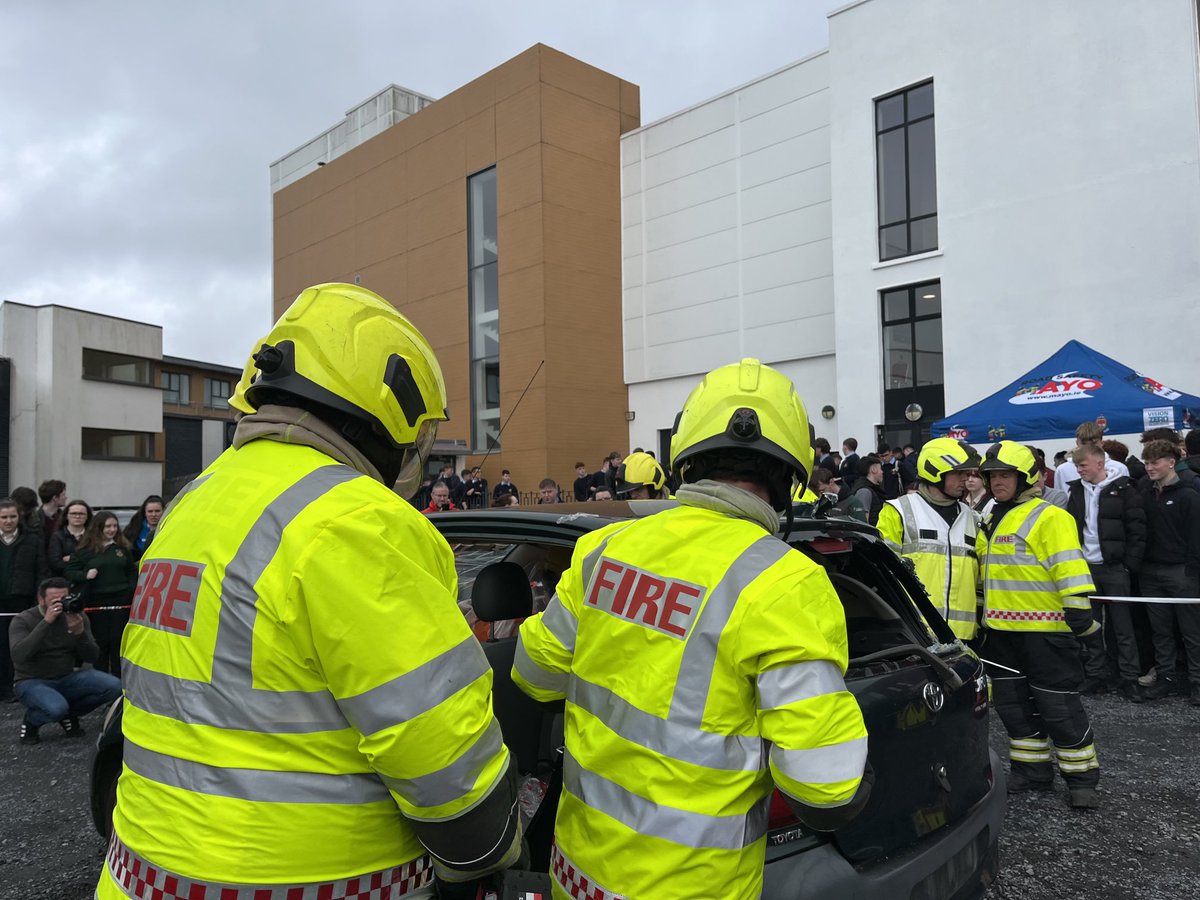 Students in Castlebar watch graphic re-enactment of what emergency services do in real life road collisions ⁦@rtenews⁩ ⁦@MayoCoCo⁩ ⁦@AXA⁩ ⁦@RSAIreland⁩ #roadsafety