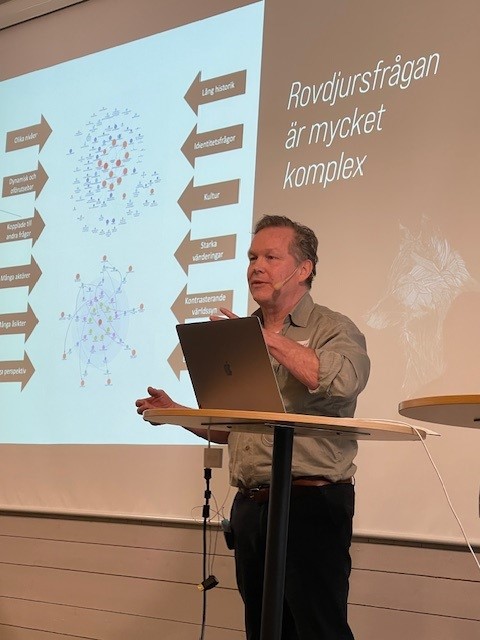 'Vi måste ha meningsfulla dialoger. Vi måste pausa och ta oss tid för att diskutera och få fram de bästa lösningarna, säger Bernard Le Roux, som håller dialogforum om rovdjursfrågan åt WWF. #rovdjurskonferenseniJavso @LindGustaf @naturskyddsf #biomf #svpol