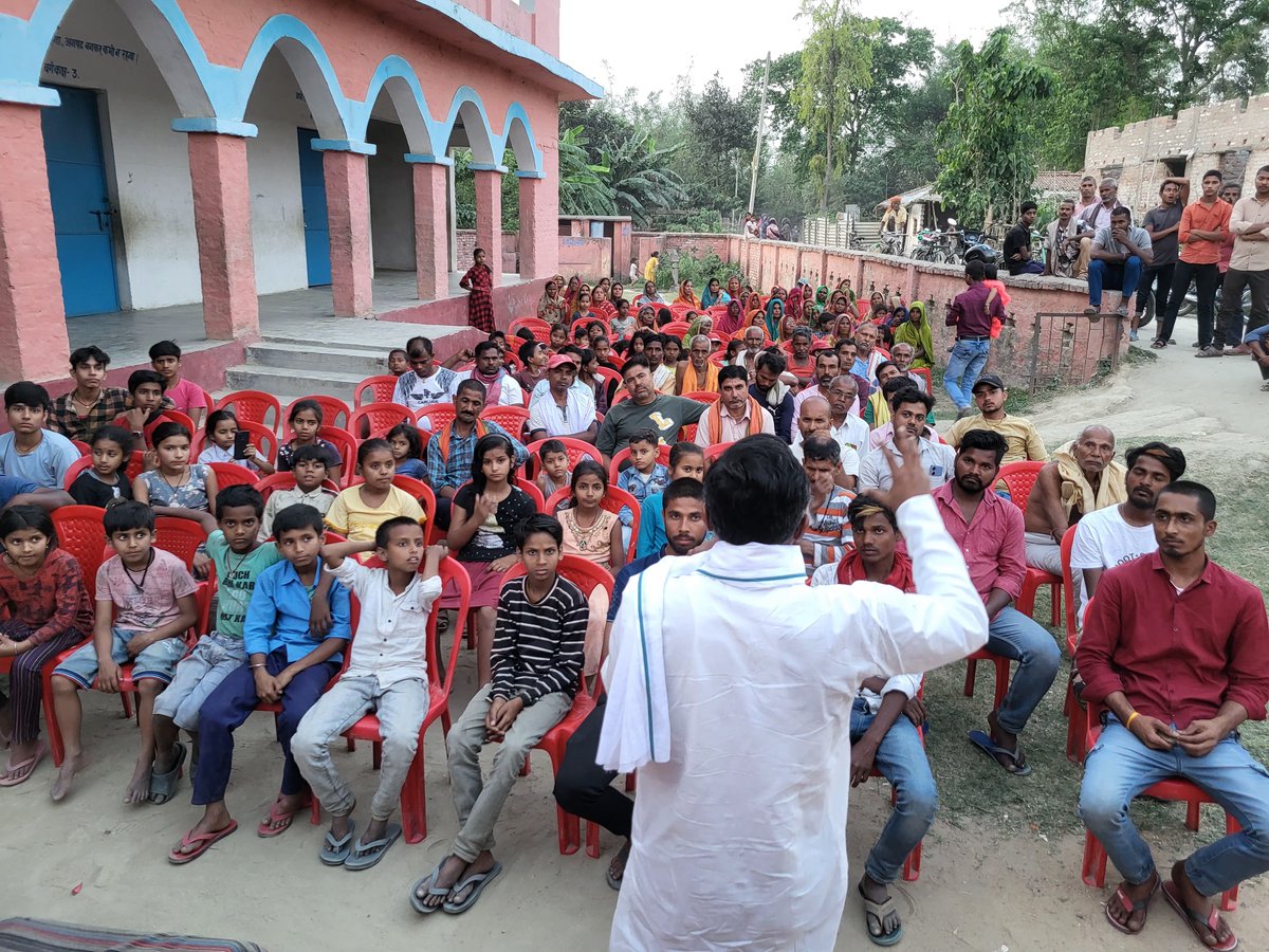 BikashKumar's tweet image. मधुबनी लोकसभा की तकदीर बदलने वाली है। सुस्त और मतलबी सांसद अशोक यादव का उल्टे पांव भागना तय है। बेनीपट्टी प्रखंड के भगवतीपुर गांव में इस विशाल जनसभा में ये तय हो चुका है। बिकाश कुमार को वोट देने के लिए जनता मूड बना चुकी है
#bikashkumar
#bikashkumarmadhubani
#loksabha2024…