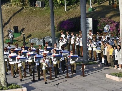 El líder de la Revolución cubana #RaúlCastro y el presidente Miguel Díaz-Canel, participaron en la ceremonia de traslado e inhumación de los combatientes del III Frente.
#Cuba honra a sus héroes.
#CubaViveEnHistoria 
#MujeresEnRevolución